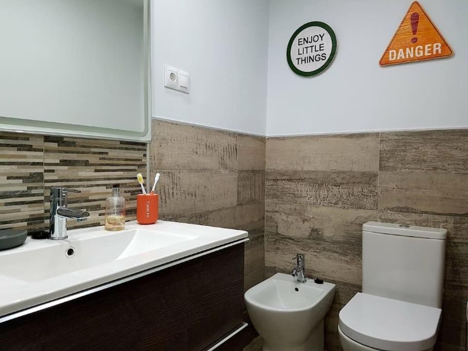Beautiful Apartment In La Carihuela, Торемолинос Екстериор снимка